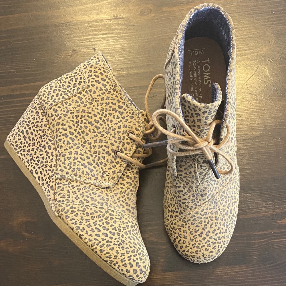 TOMS NWOT Leopard print Tan and Black Wedge Shoes Booties tie boots